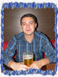 Антон Перфильев с бокалом пенного напитка